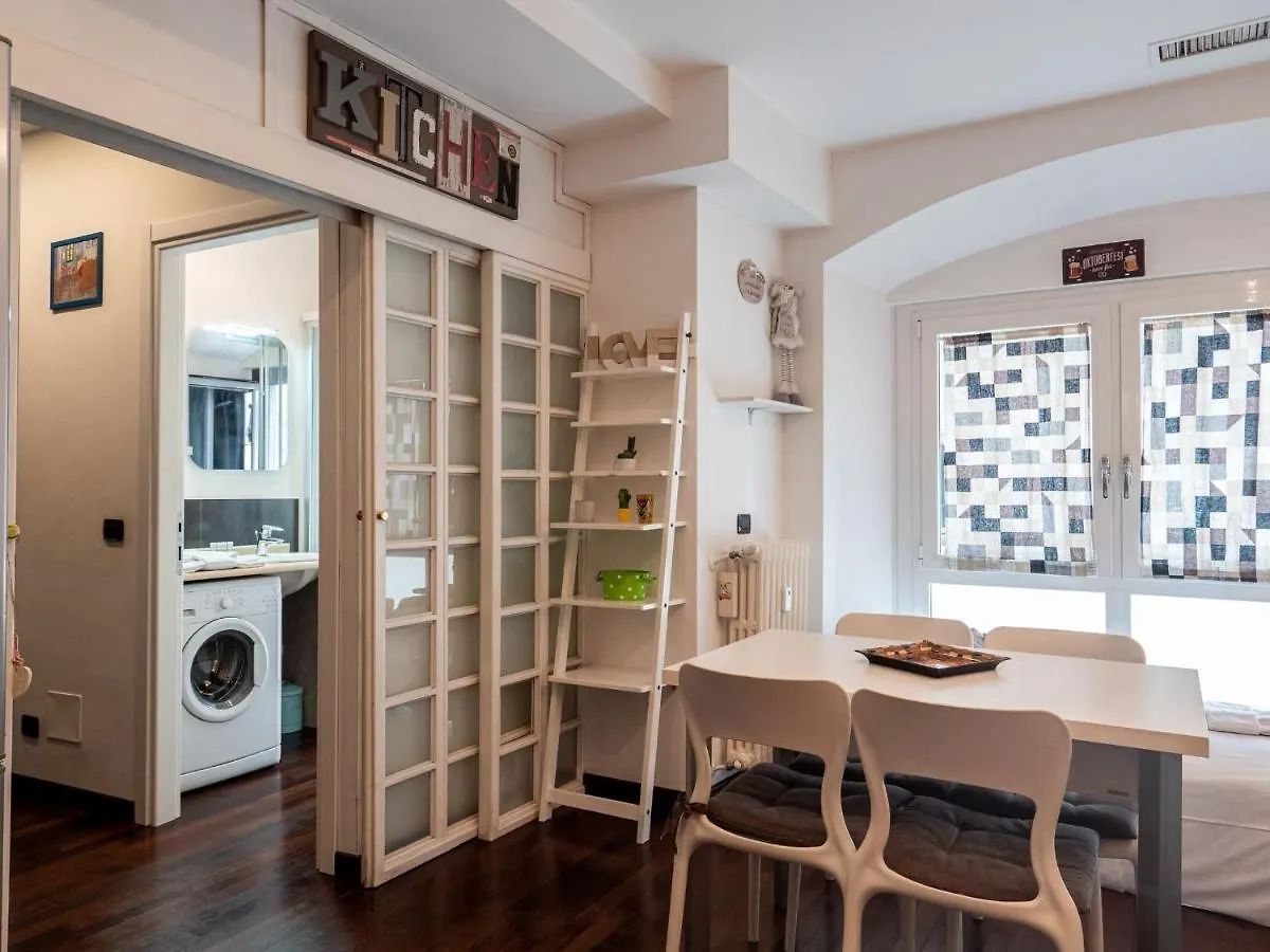 The Best Rent - Modern Duomo Apartment Milan 0*,  Italie